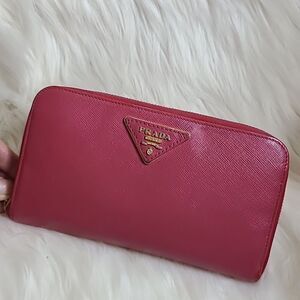 💯 Authentic Prada Zipped Wallet 🍀